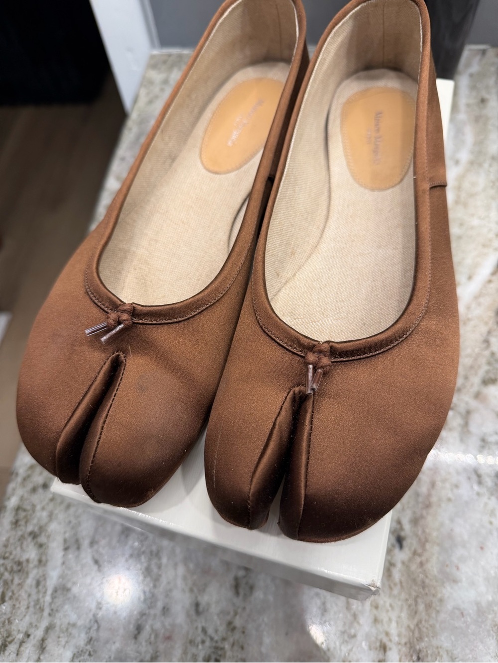 Maison Margiela brown satin ballerina tabi flats - Picture 5 of 7